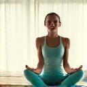 Mulher a fazer yoga com um sorriso, simbolizando fitness funcional e flexibilidade.