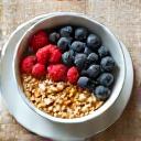 Tigela de aveia com frutas frescas e nozes, simbolizando nutrição funcional.