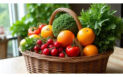Cesta de vime transbordando com frutas e vegetais frescos e coloridos